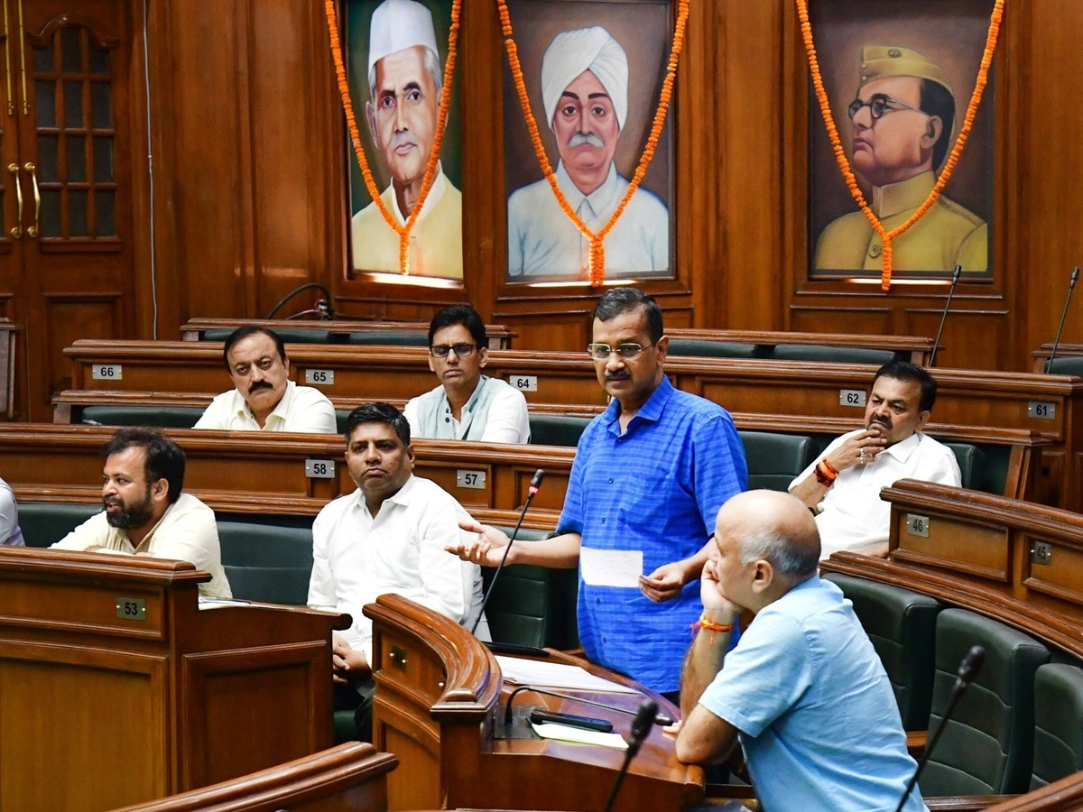 रात-दिन मेहनत करनी पड़ेगी; केजरीवाल ने माना- दिल्ली में सड़कों की हालत ज्यादा खराब रात-दिन मेहनत करनी पड़ेगी; केजरीवाल ने माना- दिल्ली में सड़कों की हालत ज्यादा खराब