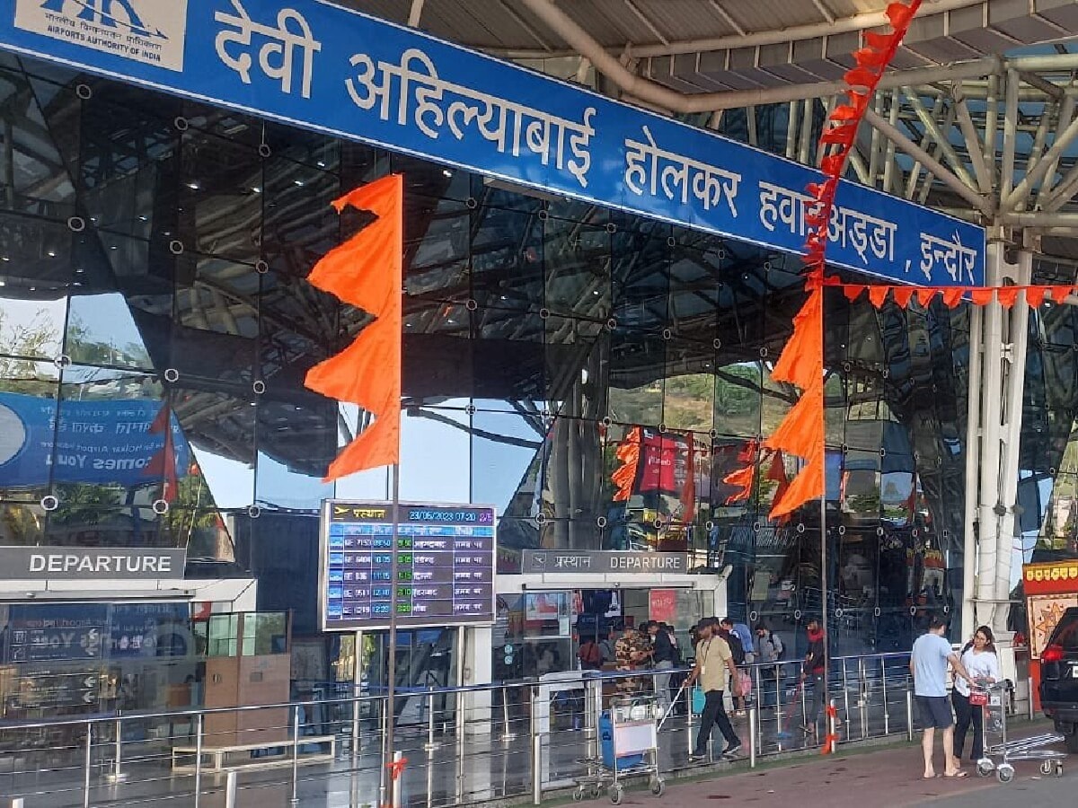 पाकिस्तानी मूल के कपल से हुई बड़ी भूल, दिल्ली की बजाय आ गया इंदौर; अब जाना होगा वापस शारजाह पाकिस्तानी मूल के कपल से हुई बड़ी भूल, दिल्ली की बजाय आ गया इंदौर; अब जाना होगा वापस शारजाह