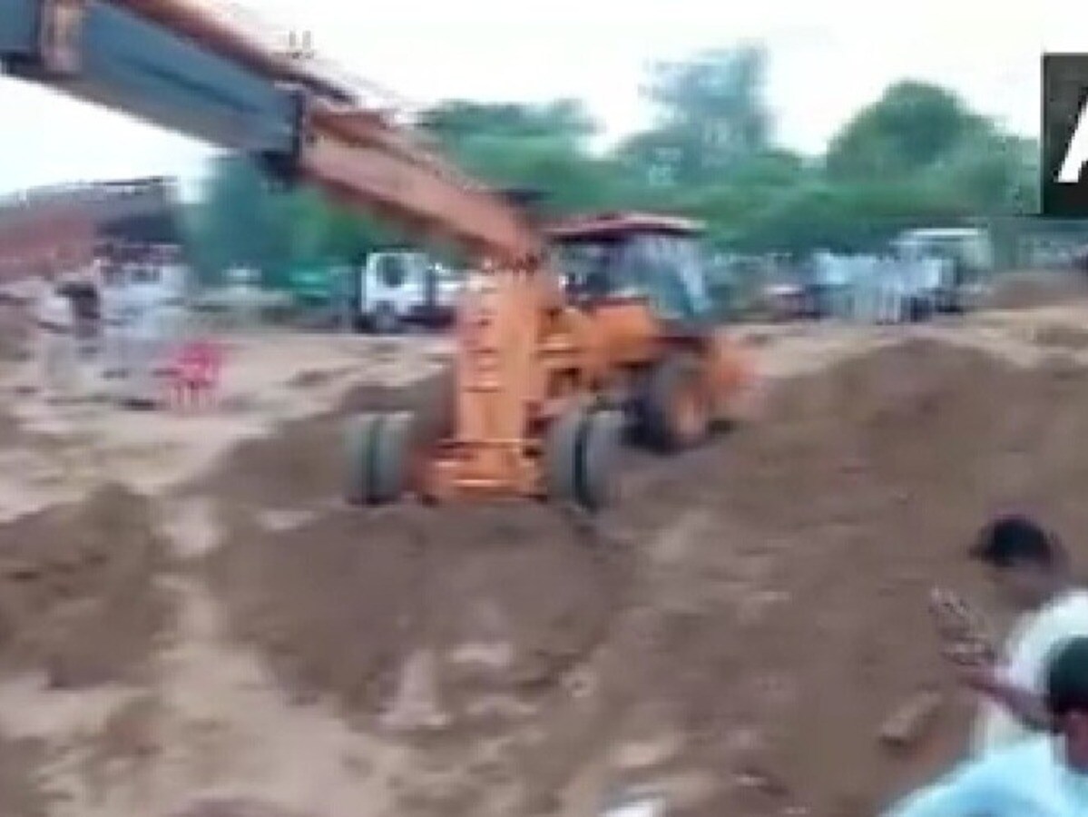 दौसा में बोरवेल में गिरी नीरू को 17 घंटे बाद बाहर निकाला, NDRF की ये तरफ काम कर गई दौसा में बोरवेल में गिरी नीरू को 17 घंटे बाद बाहर निकाला, NDRF की ये तरफ काम कर गई