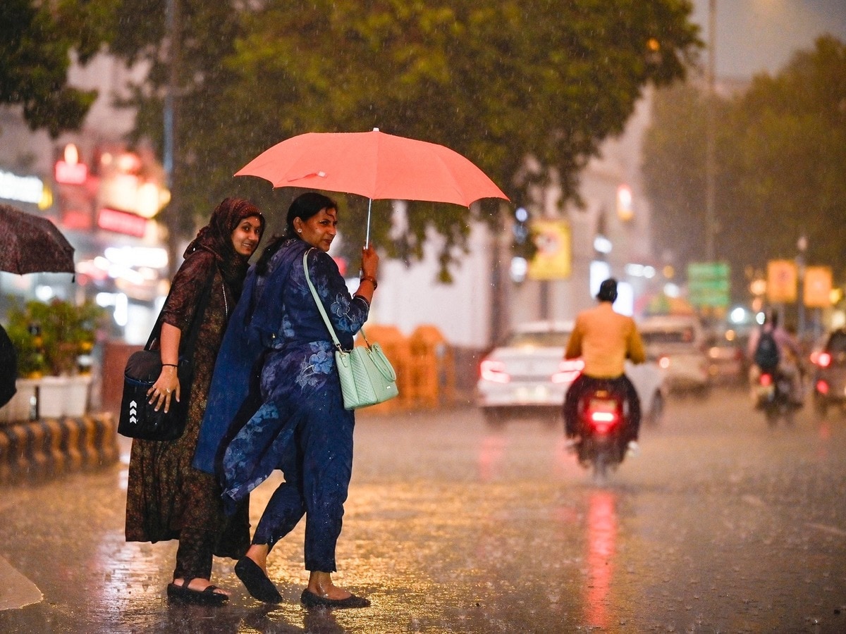 दिल्ली-NCR में जोरदार बारिश, चलीं तेज हवाएं, यलो अलर्ट; कैसे रहेंगे अगले 6 दिन? दिल्ली-NCR में जोरदार बारिश, चलीं तेज हवाएं, यलो अलर्ट; कैसे रहेंगे अगले 6 दिन?