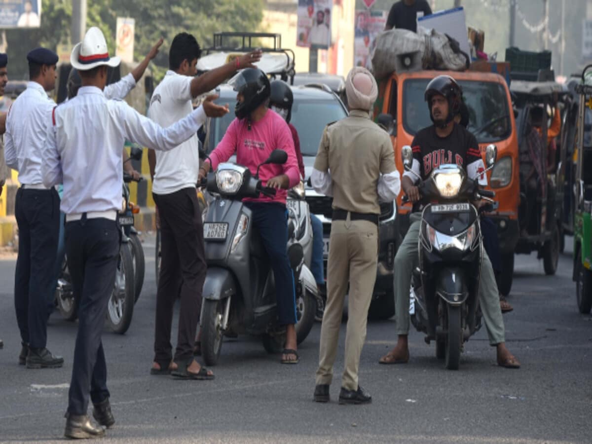 1 हजार रुपये की रिश्वत के लिए गंवाई नौकरी, गुरुग्राम में कैब ड्राइवर से घूस लेने वाले 2 पुलिस वाले बर्खास्त 1 हजार रुपये की रिश्वत के लिए गंवाई नौकरी, गुरुग्राम में कैब ड्राइवर से घूस लेने वाले 2 पुलिस वाले बर्खास्त