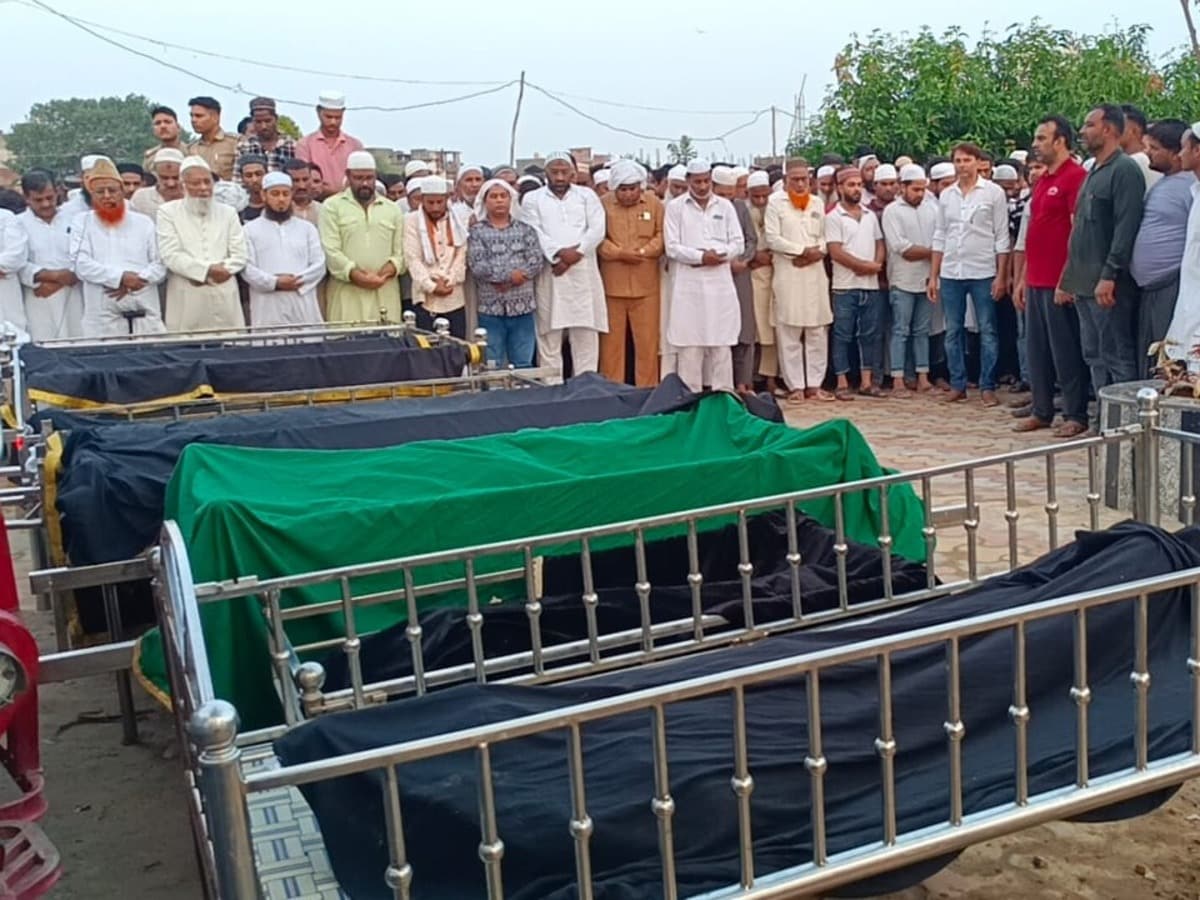 एक ही परिवार के 10 लोगों का जनाजा देख रोया हुजूम, ग्रामीण बोले- पहली बार कब्रिस्तान…, उत्तर प्रदेश न्यूज़ एक ही परिवार के 10 लोगों का जनाजा देख रोया हुजूम, ग्रामीण बोले- पहली बार कब्रिस्तान…, उत्तर प्रदेश न्यूज़