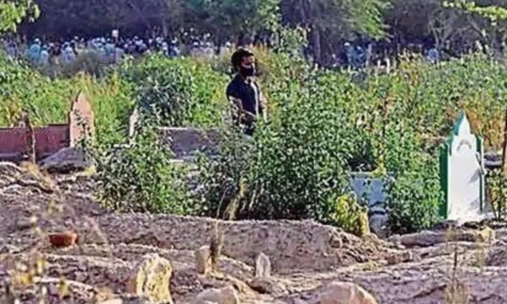 यूपी में कब्र से धर्मगुरु के शव का सिर काट ले गए, तंत्र-मंत्र की आशंका, हंगामा