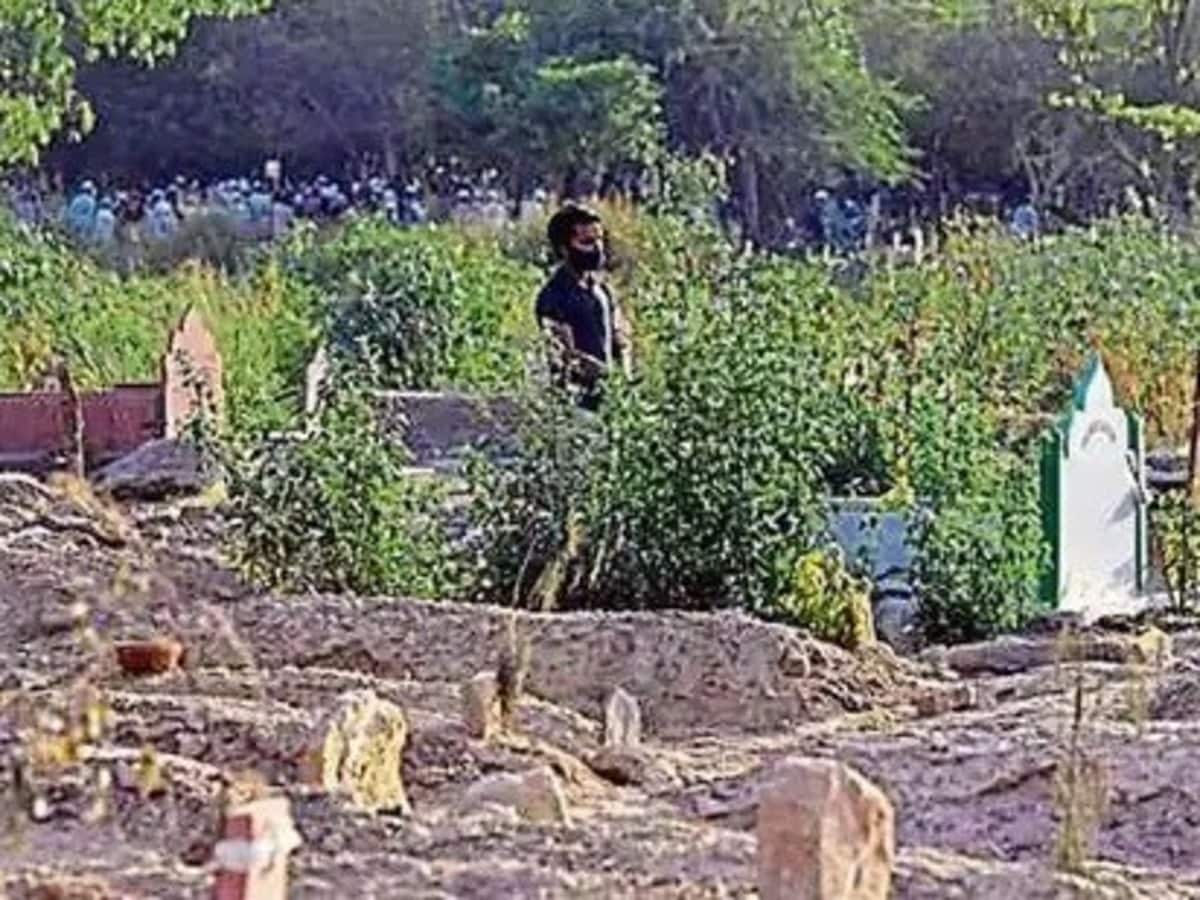 यूपी में कब्र से धर्मगुरु के शव का सिर काट ले गए, तंत्र-मंत्र की आशंका, हंगामा यूपी में कब्र से धर्मगुरु के शव का सिर काट ले गए, तंत्र-मंत्र की आशंका, हंगामा