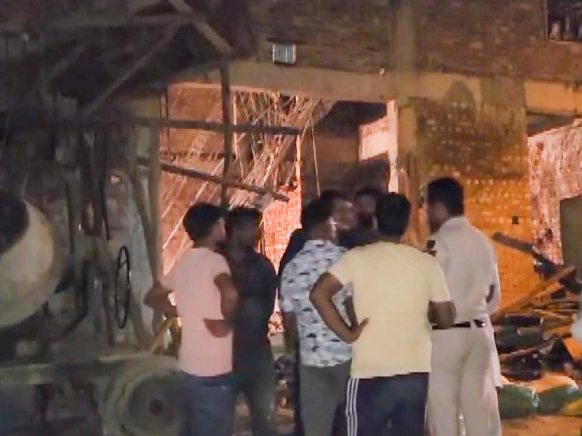 दिल्ली के रोहिणी में भरभराकर गिरी बिल्डिंग की छत, दो मजदूरों की मौत दिल्ली के रोहिणी में भरभराकर गिरी बिल्डिंग की छत, दो मजदूरों की मौत