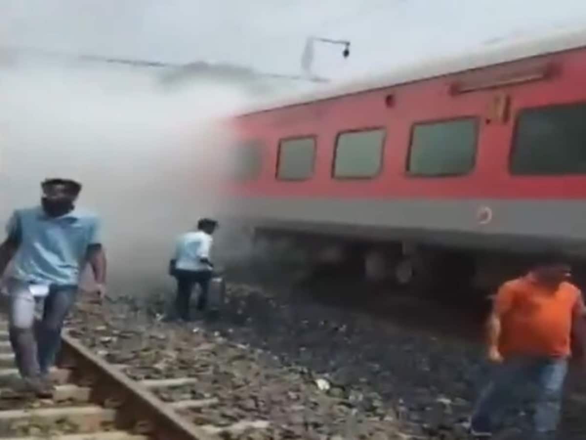 बड़ा हादसा टला- इंदौर में कोच से चिपक गए ट्रेन के पहिए, चारो तरफ धुंआ ही धुंआ बड़ा हादसा टला- इंदौर में कोच से चिपक गए ट्रेन के पहिए, चारो तरफ धुंआ ही धुंआ