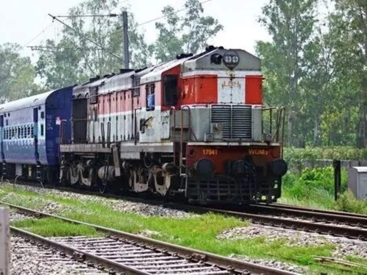 यूपी में तीन जगह ट्रेन पलटाने की साजिश, कहीं पत्थर तो कहीं अग्निशमन यंत्र रखे यूपी में तीन जगह ट्रेन पलटाने की साजिश, कहीं पत्थर तो कहीं अग्निशमन यंत्र रखे