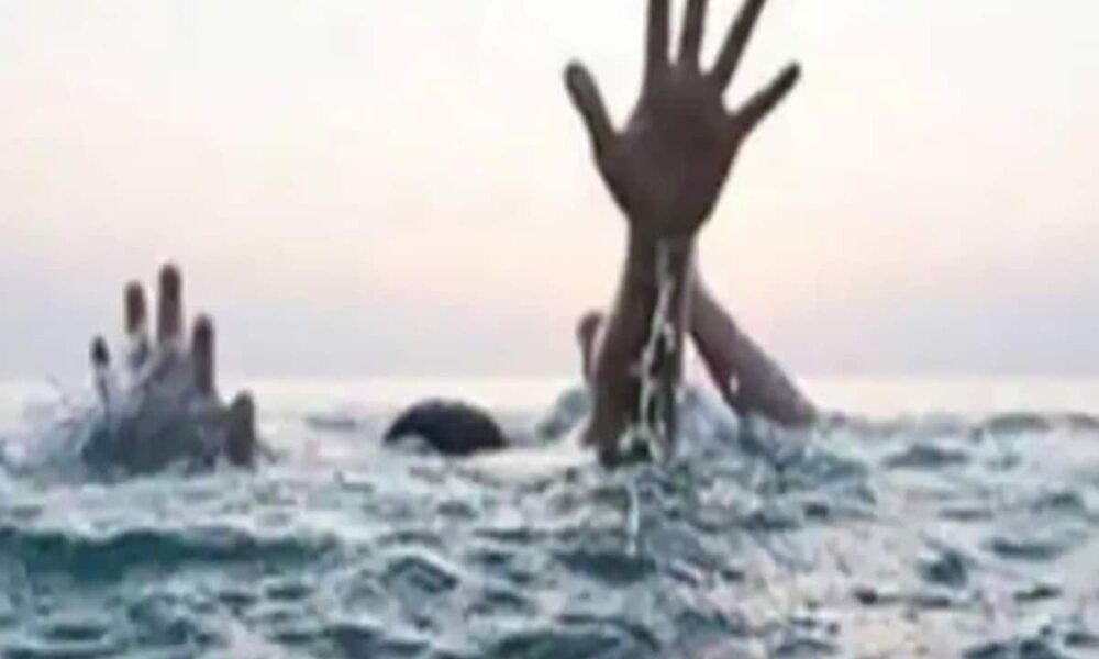 गणपति विसर्जन के दौरान तीन बालक नाले में डूबे, 2 की मौत