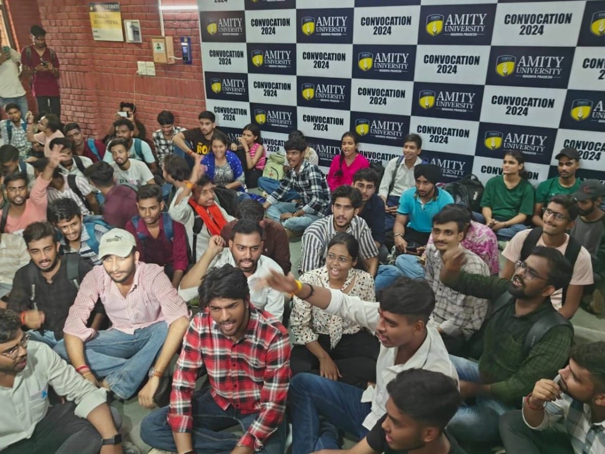 एमिटी यूनिवर्सिटी के छात्र की मौत, डेंगू होने पर भी छुट्टी नहीं देने का आरोप; छात्रों का हंगामा एमिटी यूनिवर्सिटी के छात्र की मौत, डेंगू होने पर भी छुट्टी नहीं देने का आरोप; छात्रों का हंगामा
