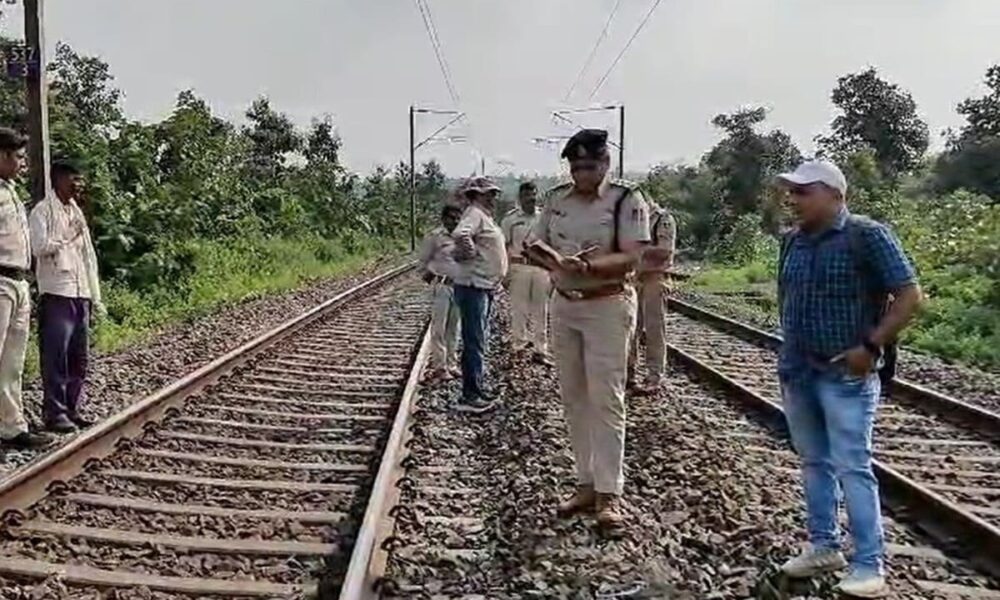 सेना की ट्रेन के सामने किसने लगाए डेटोनेटर, रेलवे बोला- हम करते हैं इस्तेमाल लेकिन