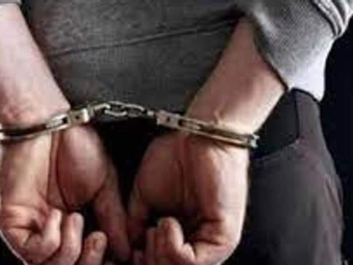 पत्नी ने तलाक का भिजवा नोटिस तो पूर्व सैनिक ने कर डाला यह काम, चैन स्नेचिंग में पुलिस ने किया गिरफ्तार पत्नी ने तलाक का भिजवा नोटिस तो पूर्व सैनिक ने कर डाला यह काम, चैन स्नेचिंग में पुलिस ने किया गिरफ्तार
