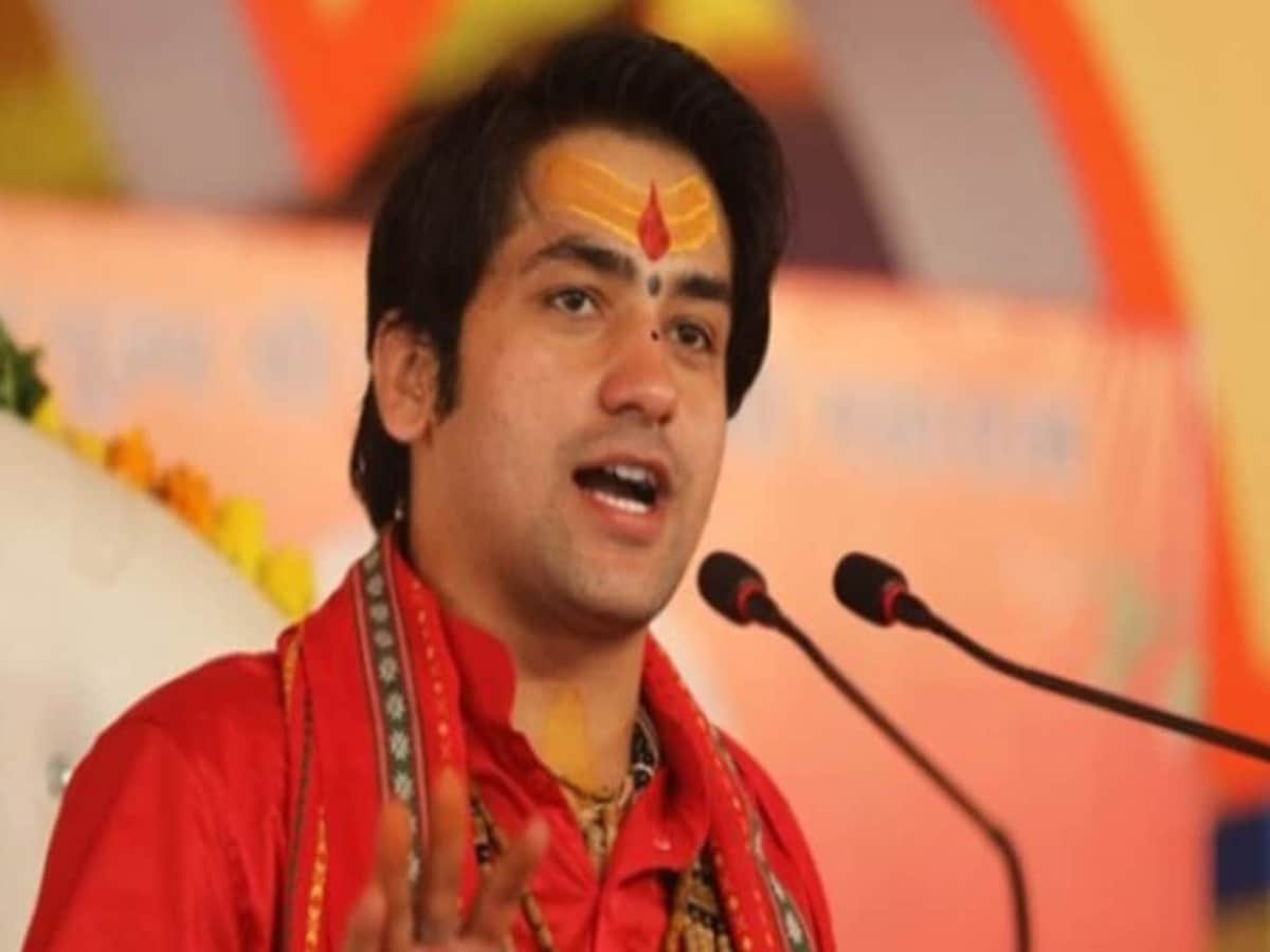अहमद की जगह आकाश को क्यों नहीं? ‘चिट्ठी आई है’ वाले पाठ पर भड़के धीरेंद्र शास्त्री अहमद की जगह आकाश को क्यों नहीं? ‘चिट्ठी आई है’ वाले पाठ पर भड़के धीरेंद्र शास्त्री