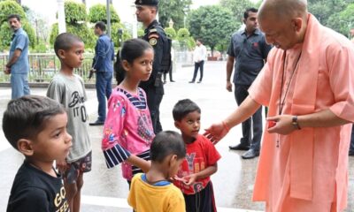 सीएम योगी गोरखपुर में, बच्‍चों को बांटी चॉकलेट, फरियादियों से मिले; आज कई कार्यक्रम, उत्तर प्रदेश न्यूज़