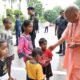 सीएम योगी गोरखपुर में, बच्‍चों को बांटी चॉकलेट, फरियादियों से मिले; आज कई कार्यक्रम, उत्तर प्रदेश न्यूज़