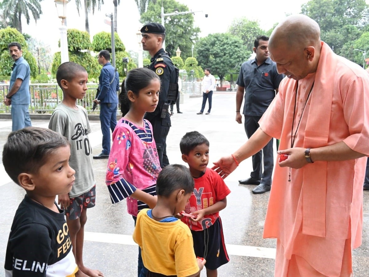 सीएम योगी गोरखपुर में, बच्चों को बांटी चॉकलेट, फरियादियों से मिले; आज कई कार्यक्रम, उत्तर प्रदेश न्यूज़ सीएम योगी गोरखपुर में, बच्चों को बांटी चॉकलेट, फरियादियों से मिले; आज कई कार्यक्रम, उत्तर प्रदेश न्यूज़