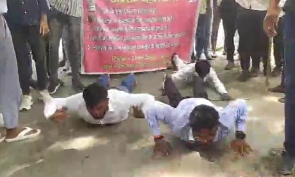 छात्र नेता दंडवत यात्रा करते DDU पहुंचे, फिर VC ऑफिस में तोड़फोड़; जहर खा लेने की दी धमकी