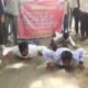 छात्र नेता दंडवत यात्रा करते DDU पहुंचे, फिर VC ऑफिस में तोड़फोड़; जहर खा लेने की दी धमकी
