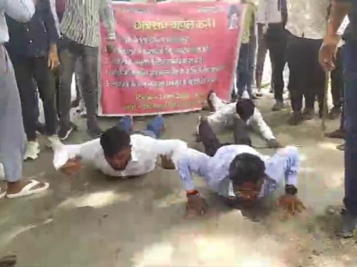 छात्र नेता दंडवत यात्रा करते DDU पहुंचे, फिर VC ऑफिस में तोड़फोड़; जहर खा लेने की दी धमकी छात्र नेता दंडवत यात्रा करते DDU पहुंचे, फिर VC ऑफिस में तोड़फोड़; जहर खा लेने की दी धमकी