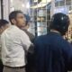 जब ठेके पर शराब की बोतल खरीदने खुद पहुंच गए DM साहब, क्यों हो रही खूब तारीफ