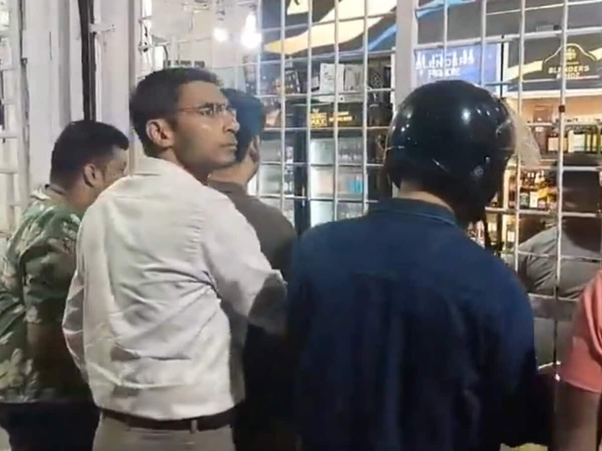 जब ठेके पर शराब की बोतल खरीदने खुद पहुंच गए DM साहब, क्यों हो रही खूब तारीफ जब ठेके पर शराब की बोतल खरीदने खुद पहुंच गए DM साहब, क्यों हो रही खूब तारीफ