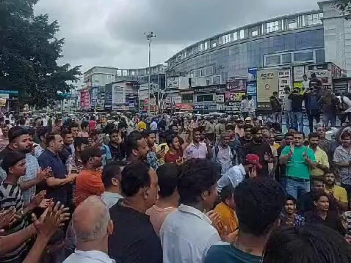 बजरंग दल नेता पर FIR के विरोध में किया चक्काजाम, देहरादून में 400 लोगों पर मामला दर्ज बजरंग दल नेता पर FIR के विरोध में किया चक्काजाम, देहरादून में 400 लोगों पर मामला दर्ज