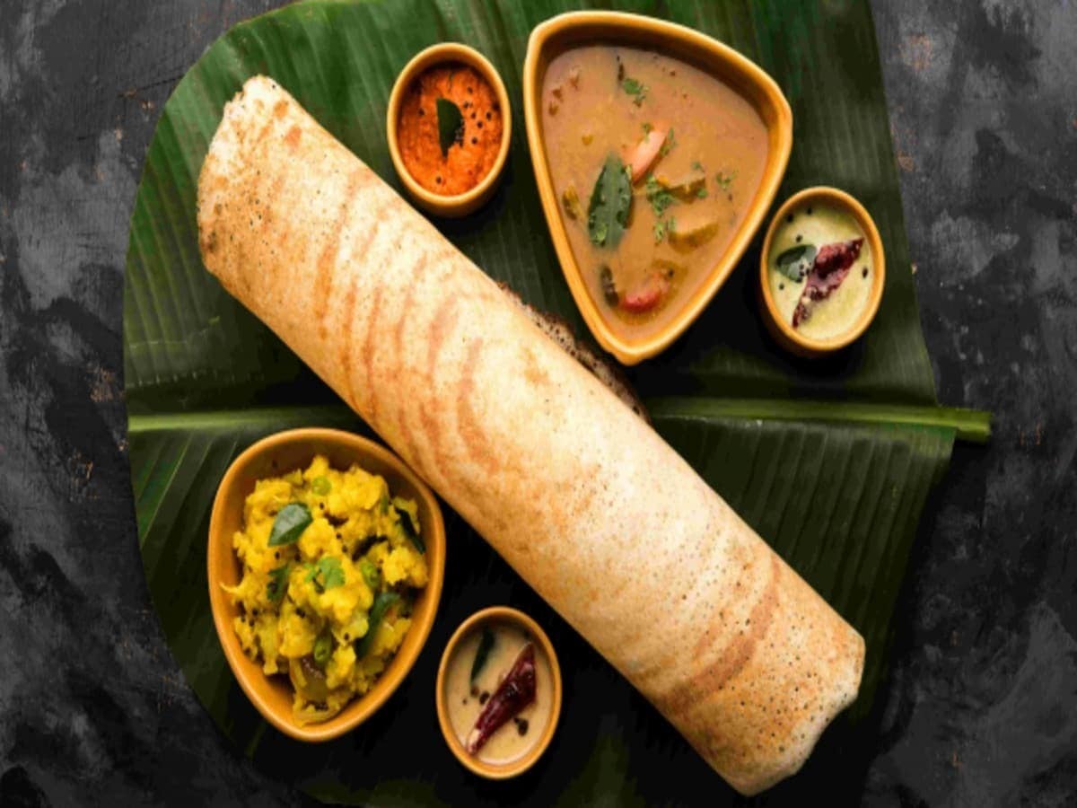 रेस्टोरेंट में पार्टी के लिए पहुंचे परिवार को लगा जोरदार झटका, डोसा के सांभर में निकली मरी छिपकली रेस्टोरेंट में पार्टी के लिए पहुंचे परिवार को लगा जोरदार झटका, डोसा के सांभर में निकली मरी छिपकली