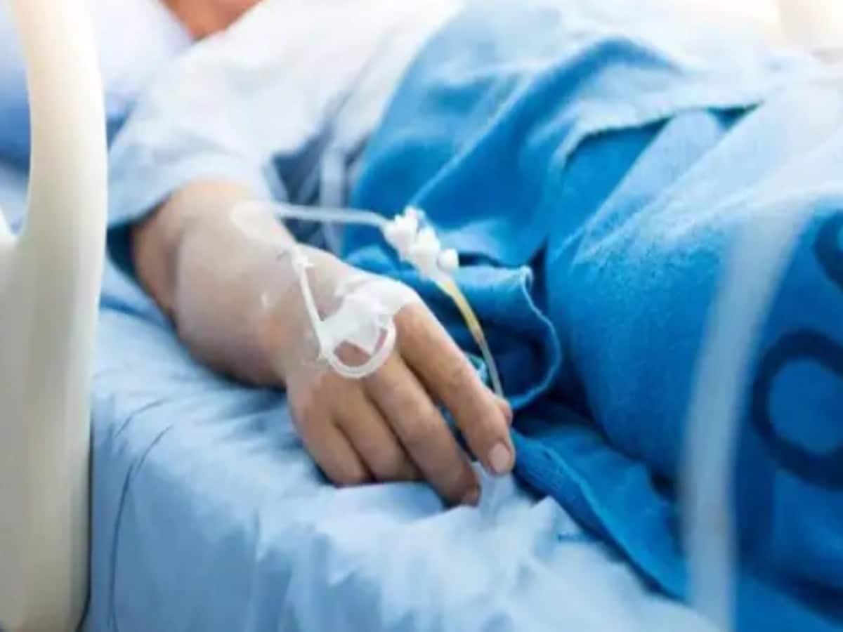 मरीज को 18 KM पैदल कंधे पर खाट के सहारे एंबुलेंस तक पहुंचाया ड्राइवर, चार दिनों से था बीमार मरीज को 18 KM पैदल कंधे पर खाट के सहारे एंबुलेंस तक पहुंचाया ड्राइवर, चार दिनों से था बीमार