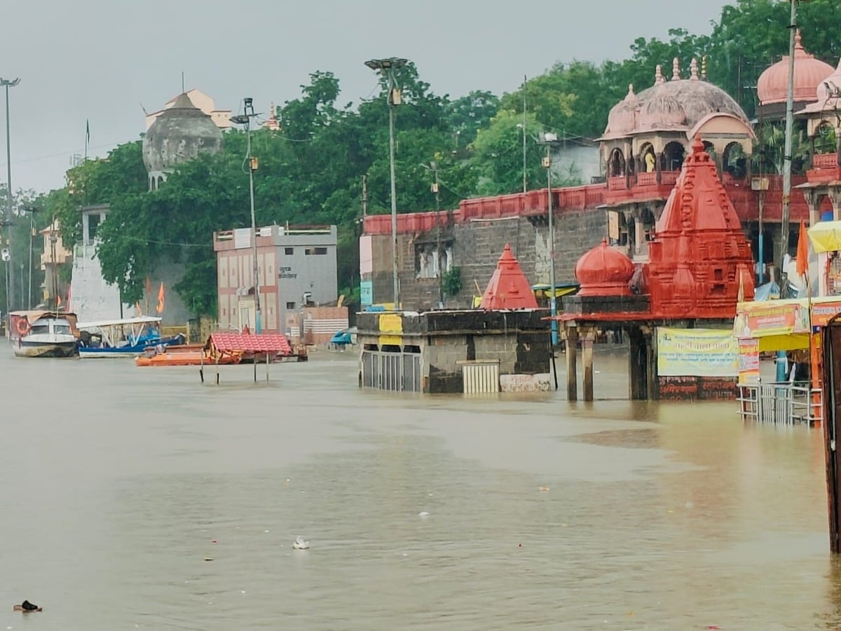 MP में फिर आसमान से बरस रही आफत, उज्जैन में पानी में डूबे मंदिर, अगले 24 घंटों के लिए अलर्ट MP में फिर आसमान से बरस रही आफत, उज्जैन में पानी में डूबे मंदिर, अगले 24 घंटों के लिए अलर्ट