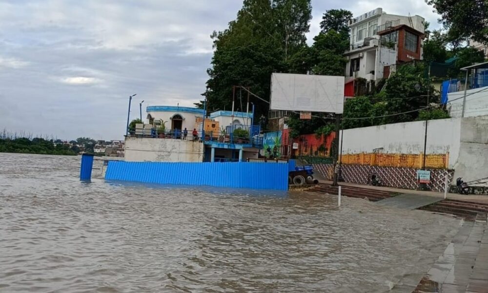 गंगा 45 दिन में तीसरी बार चेतावनी निशान के पार, भारी बारिश के बाद घाटों पर अलर्ट
