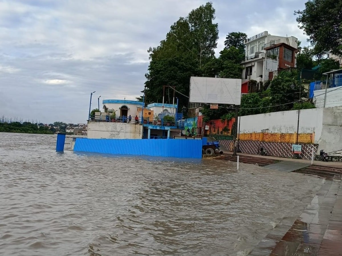 गंगा 45 दिन में तीसरी बार चेतावनी निशान के पार, भारी बारिश के बाद घाटों पर अलर्ट