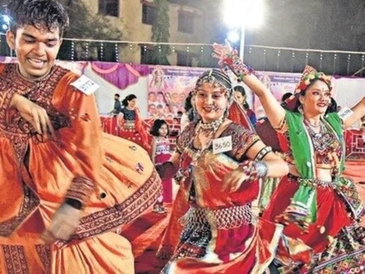 गरबा में आने वाले लोगों को पिलाएं गो-मूत्र, गैर हिन्दुओं को रोकने के लिए BJP नेता का सुझाव गरबा में आने वाले लोगों को पिलाएं गो-मूत्र, गैर हिन्दुओं को रोकने के लिए BJP नेता का सुझाव