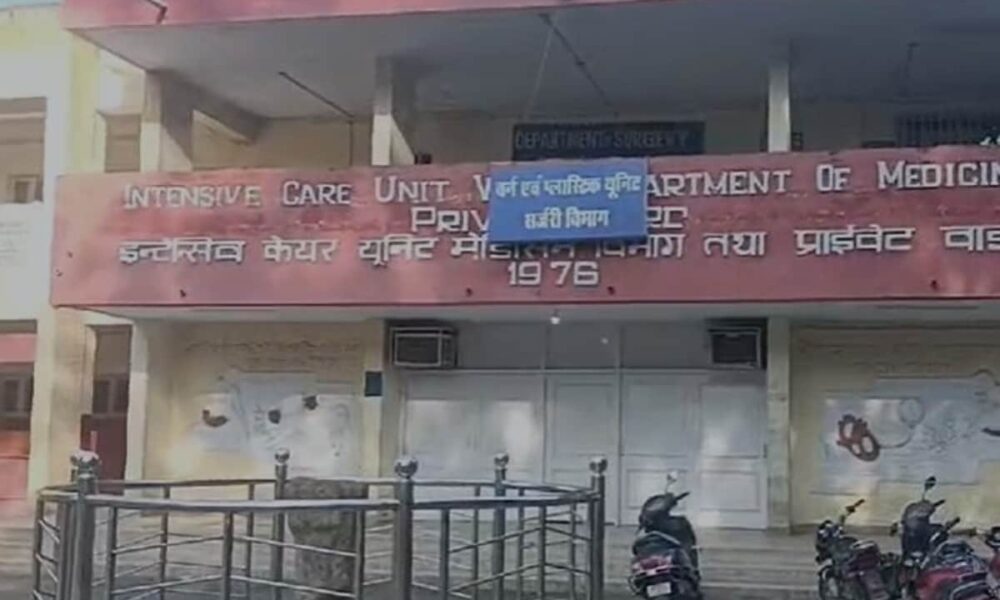ट्रांसफार्मर में धमाके के बाद दो दर्जन से अधिक घरों में दौड़ा करंट, एक ही परिवार की मां बेटा बहू बुरी तरह झुलसे