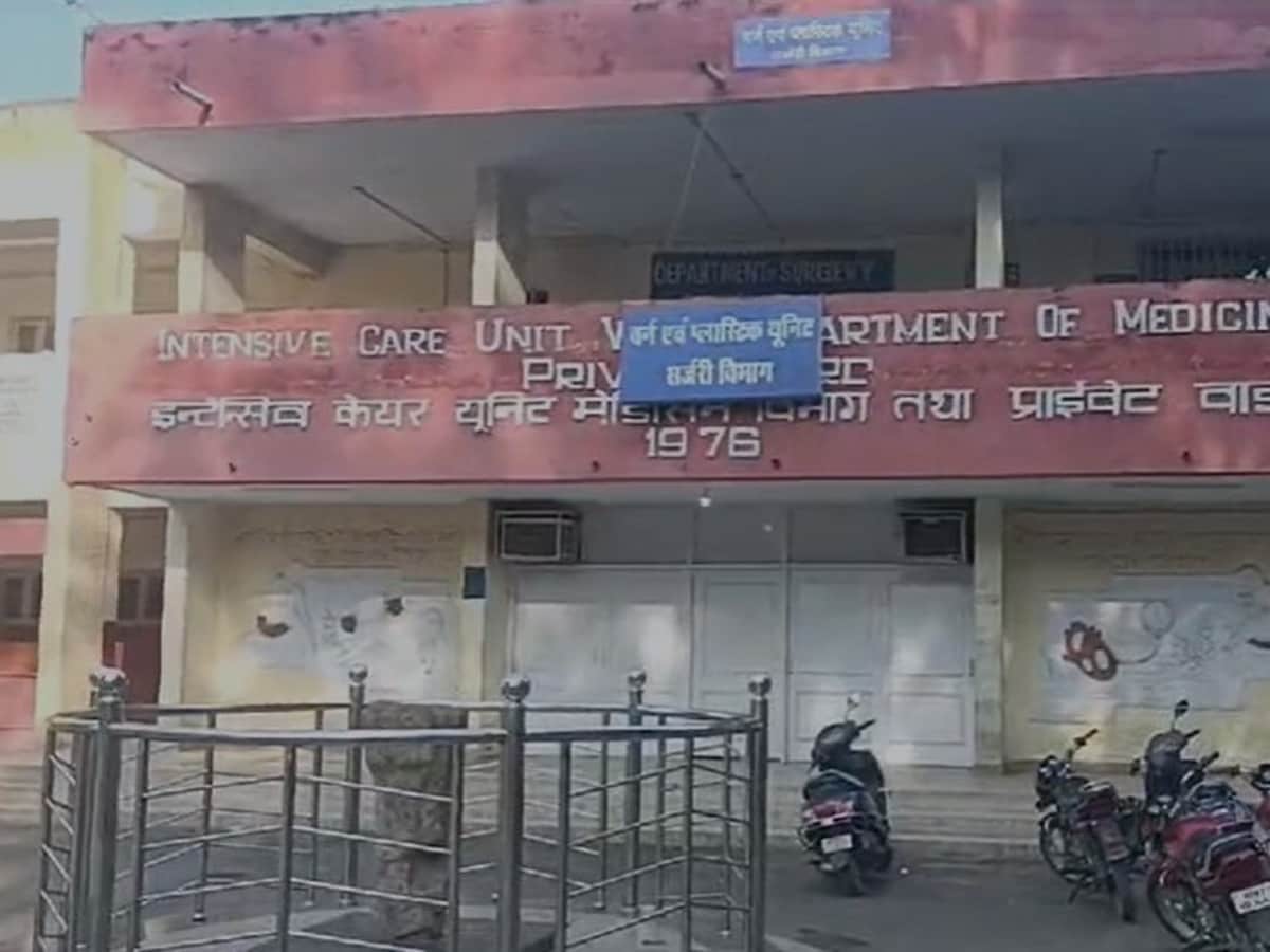 ट्रांसफार्मर में धमाके के बाद दो दर्जन से अधिक घरों में दौड़ा करंट, एक ही परिवार की मां बेटा बहू बुरी तरह झुलसे ट्रांसफार्मर में धमाके के बाद दो दर्जन से अधिक घरों में दौड़ा करंट, एक ही परिवार की मां बेटा बहू बुरी तरह झुलसे