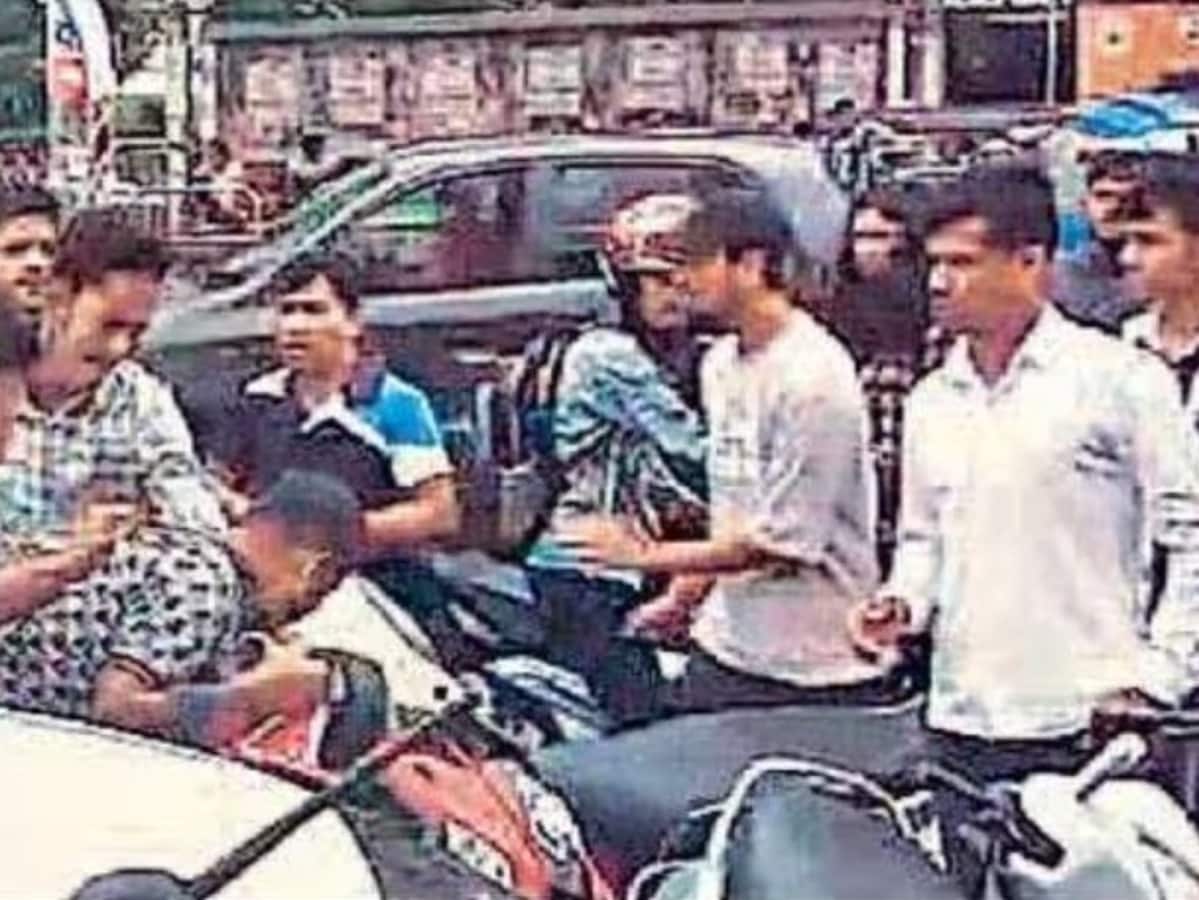 हल्दवानी में सरेआम गुंडागर्दी, छात्रों को सड़क पर दौड़ा-दौड़ाकर पीटा; फाड़े भगत सिंह के पोस्टर हल्दवानी में सरेआम गुंडागर्दी, छात्रों को सड़क पर दौड़ा-दौड़ाकर पीटा; फाड़े भगत सिंह के पोस्टर