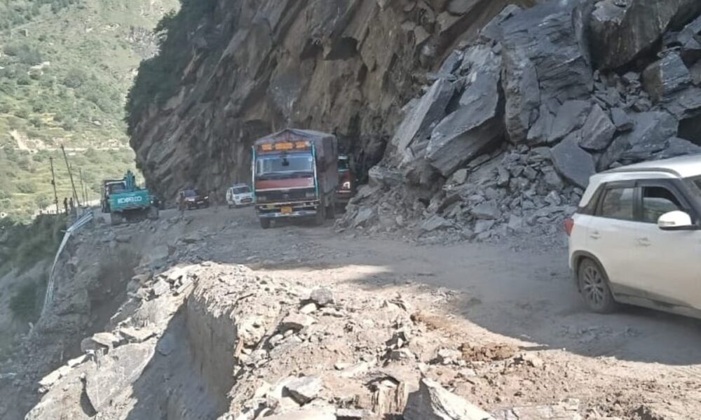 15 घंटे तक बुरी तरह हाईवे पर फंसे यात्री, उत्तराखंड में चीन बॉर्डर पर नीती NH पर ट्रैफिक शुरू