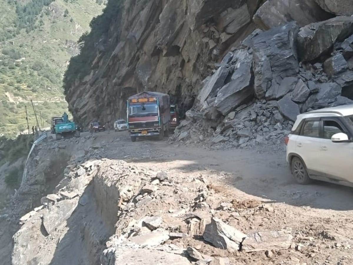 15 घंटे तक बुरी तरह हाईवे पर फंसे यात्री, उत्तराखंड में चीन बॉर्डर पर नीती NH पर ट्रैफिक शुरू