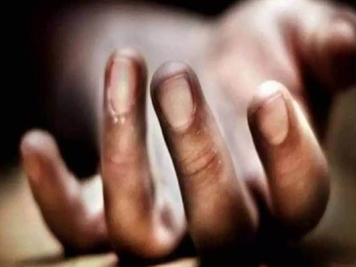 आनंदेश्वर मंदिर के बाहर सो रहे भिक्षु दंपति को कार ने रौंदा, मौके पर ही मौत, उत्तर प्रदेश न्यूज़ आनंदेश्वर मंदिर के बाहर सो रहे भिक्षु दंपति को कार ने रौंदा, मौके पर ही मौत, उत्तर प्रदेश न्यूज़