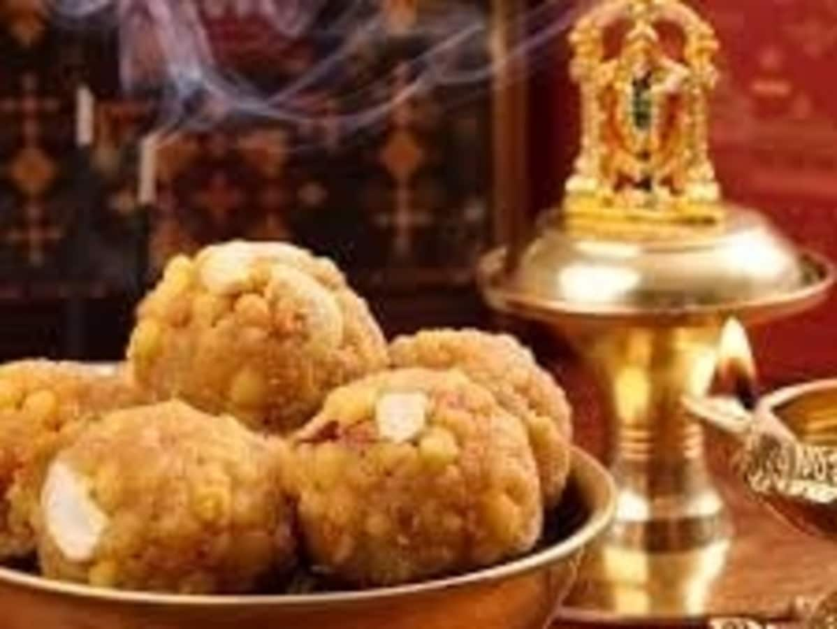 प्रयागराज के मंदिर में बाहर के प्रसाद पर बैन, यूपी में एक साथ तीन बीमारियों का प्रकोप, उत्तर प्रदेश न्यूज़