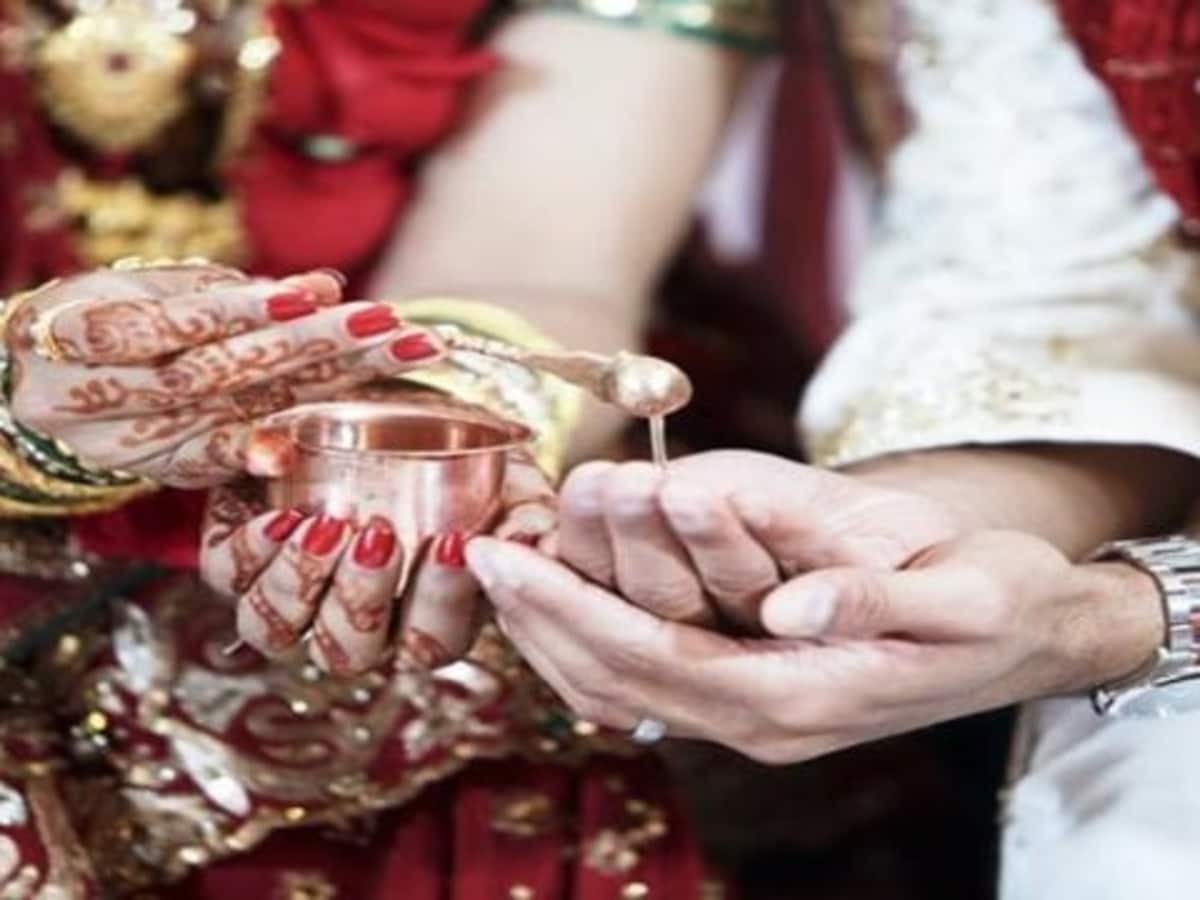 सॉफ्टवेयर इंजीनियर पति पर 5-5 शादी करने का आरोप, महिला ने ग्वालियर SP से लगाई न्याय की गुहार सॉफ्टवेयर इंजीनियर पति पर 5-5 शादी करने का आरोप, महिला ने ग्वालियर SP से लगाई न्याय की गुहार