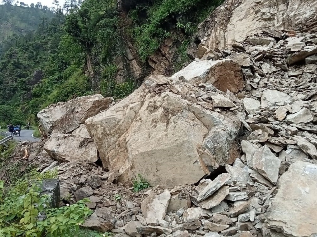 मॉनसूनी भारी बारिश के साथ आई मुसीबत, पिथौरागढ़-घाट नेशनल हाईवे बंद होने पर 500 यात्रियों ने रोड पर काटी रात मॉनसूनी भारी बारिश के साथ आई मुसीबत, पिथौरागढ़-घाट नेशनल हाईवे बंद होने पर 500 यात्रियों ने रोड पर काटी रात