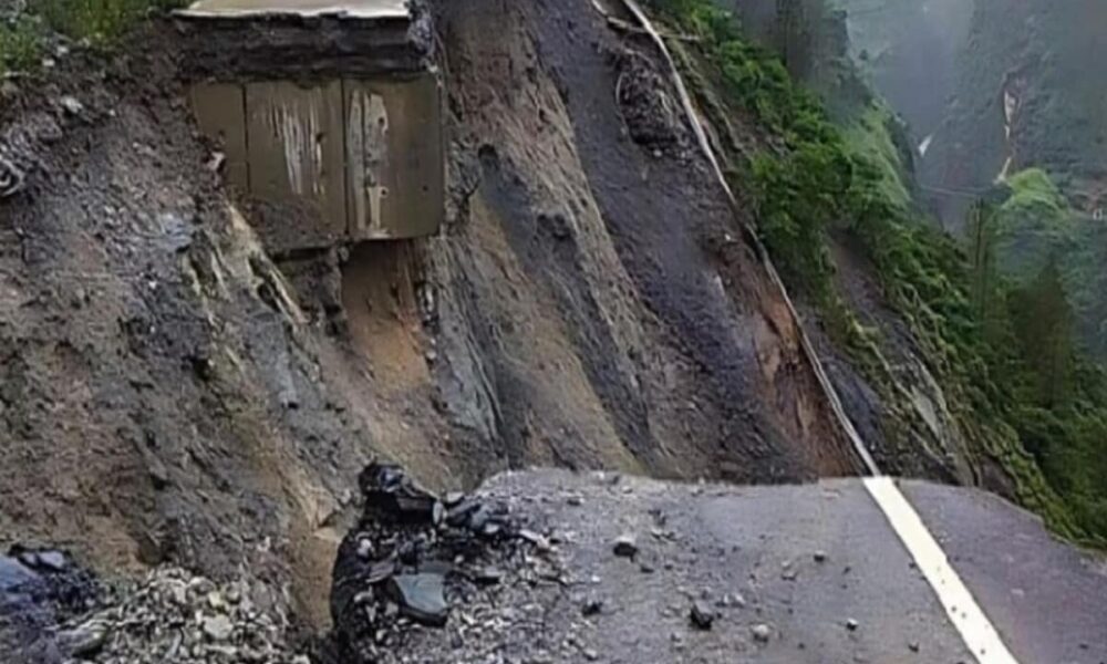मॉनसून में बहा सड़कों का 30% बजट, भूस्खलन से 300 करोड़ का नुकसान; यात्रियों की आफत में जान