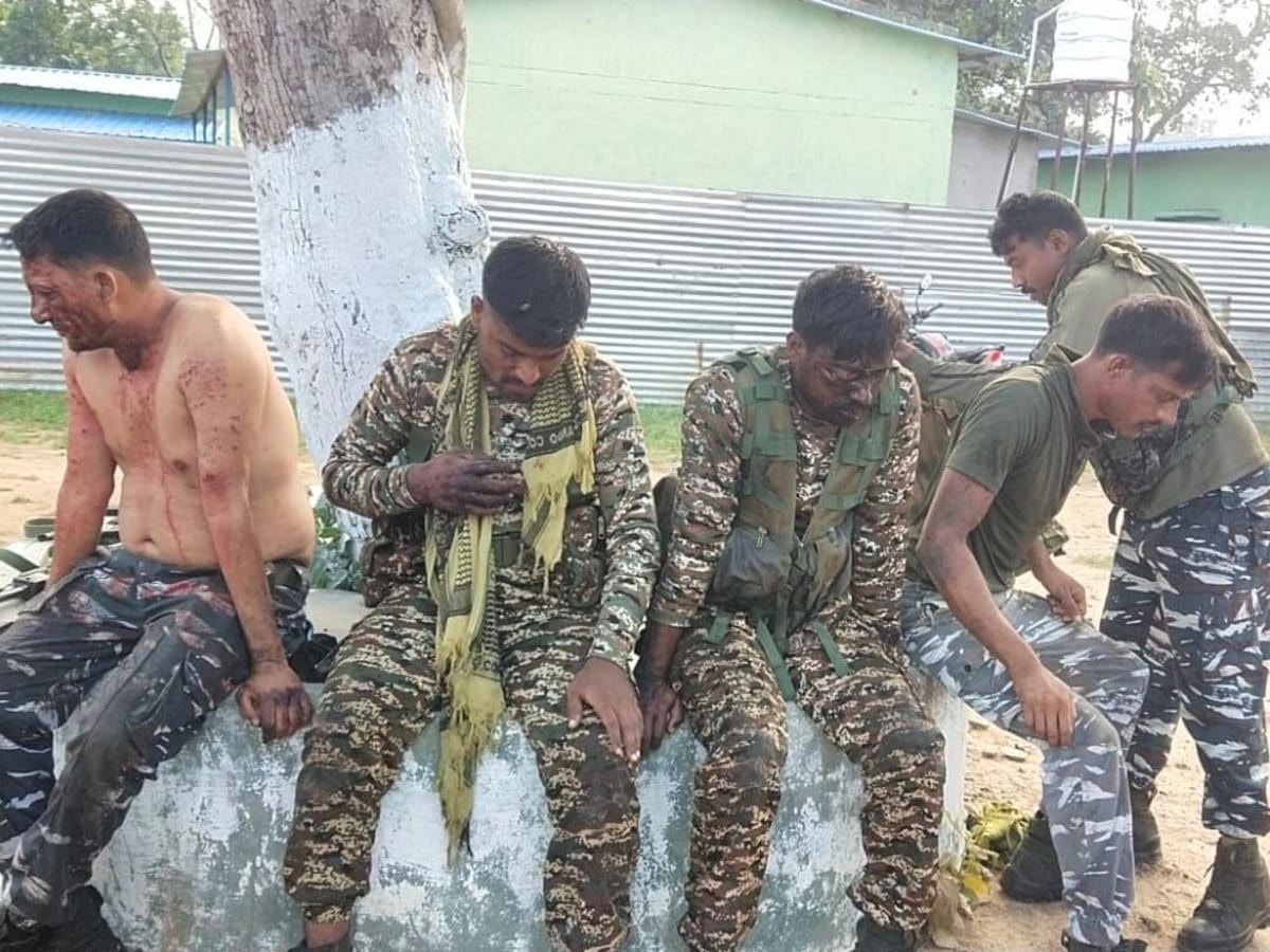 छत्तीसगढ़ में नक्सलियों की लगाई IED डिफ्यूज करने के दौरान बड़ा हादसा, CRPF के पांच जवान जख्मी छत्तीसगढ़ में नक्सलियों की लगाई IED डिफ्यूज करने के दौरान बड़ा हादसा, CRPF के पांच जवान जख्मी