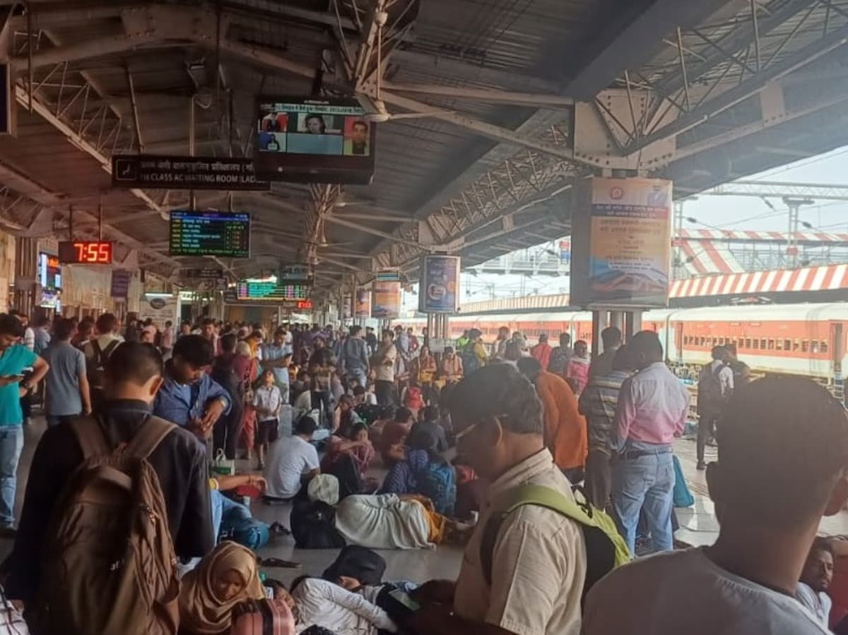 14 घंटे से दिल्ली रूट पूरी तरह बंद, 3 दर्जन से अधिक ट्रेनें डायवर्ट, हजारों यात्री परेशान, उत्तर प्रदेश न्यूज़ 14 घंटे से दिल्ली रूट पूरी तरह बंद, 3 दर्जन से अधिक ट्रेनें डायवर्ट, हजारों यात्री परेशान, उत्तर प्रदेश न्यूज़