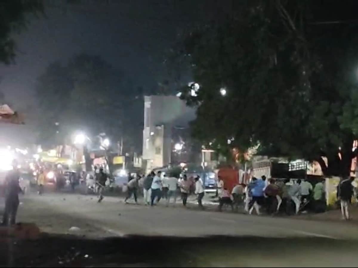 एमपी के शाजापुर में भारी बवाल, फायरिंग-पथराव में एक की मौत, कई घायल- VIDEO एमपी के शाजापुर में भारी बवाल, फायरिंग-पथराव में एक की मौत, कई घायल- VIDEO