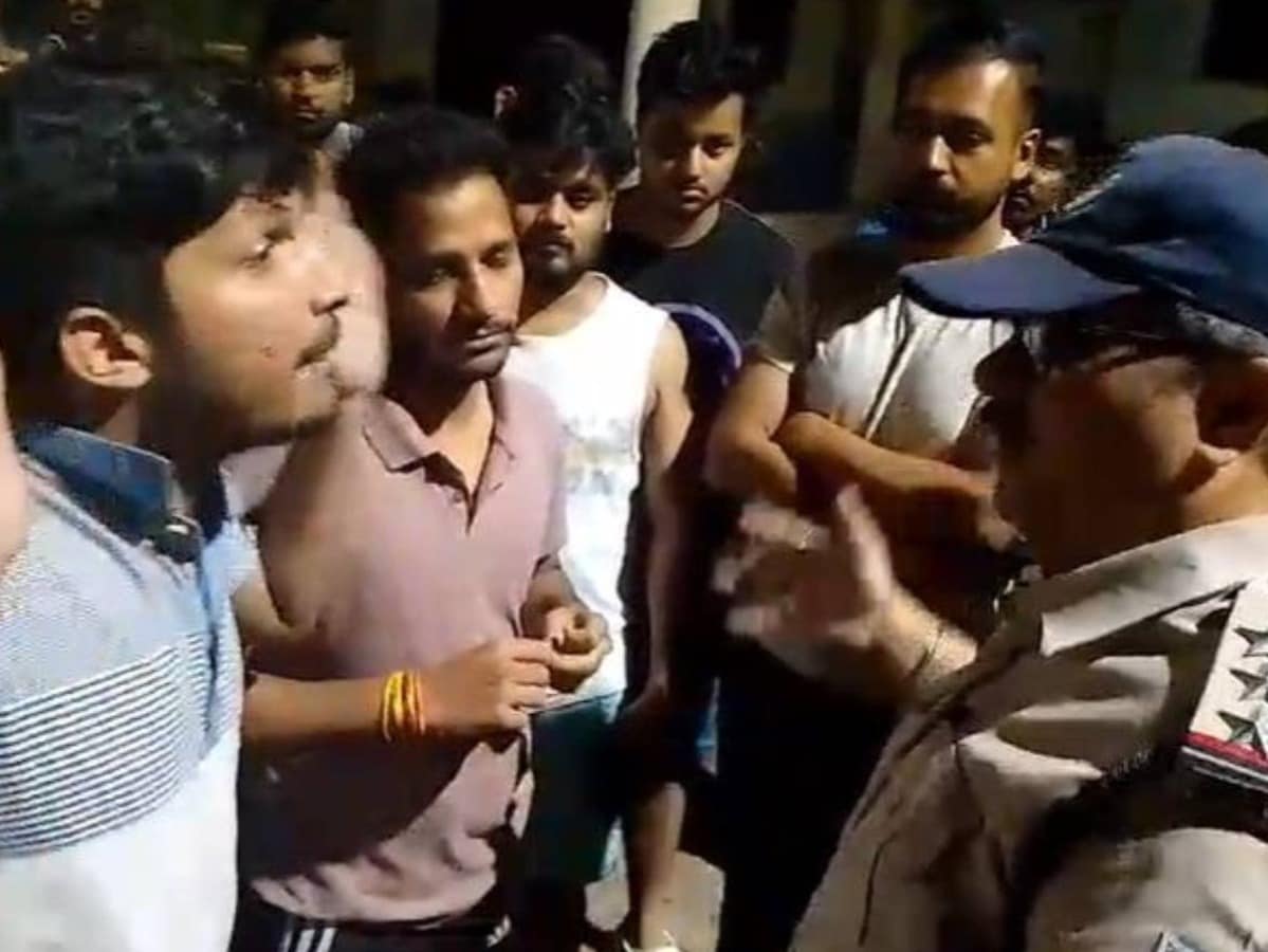 खंडवा जिला अस्पताल में जूनियर डॉक्टरों की शराब पार्टी, पुलिस से कहा- कैंपस हमारा है, चले जाओ खंडवा जिला अस्पताल में जूनियर डॉक्टरों की शराब पार्टी, पुलिस से कहा- कैंपस हमारा है, चले जाओ