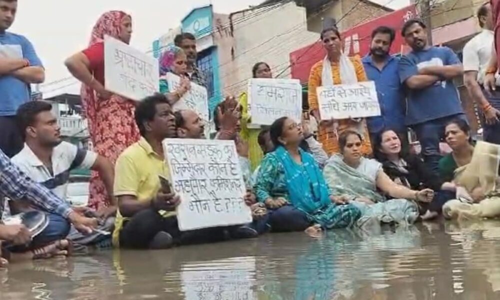 सड़क के गड्ढों में पलथी मार बैठ गए कांग्रेसी, इंदौर में हर दिन यहां से गुजरते हैं हजारों वाहन