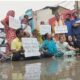 सड़क के गड्ढों में पलथी मार बैठ गए कांग्रेसी, इंदौर में हर दिन यहां से गुजरते हैं हजारों वाहन
