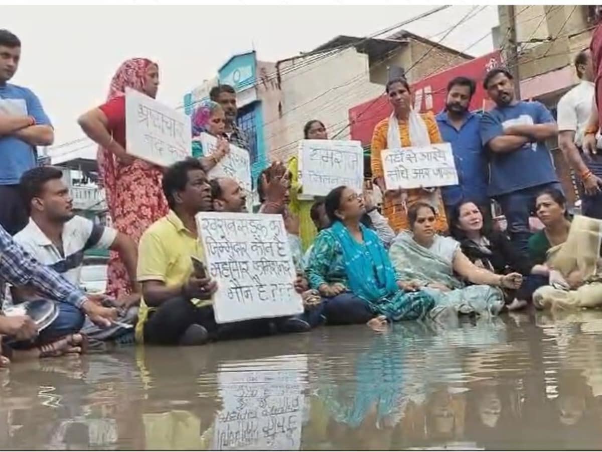सड़क के गड्ढों में पलथी मार बैठ गए कांग्रेसी, इंदौर में हर दिन यहां से गुजरते हैं हजारों वाहन सड़क के गड्ढों में पलथी मार बैठ गए कांग्रेसी, इंदौर में हर दिन यहां से गुजरते हैं हजारों वाहन