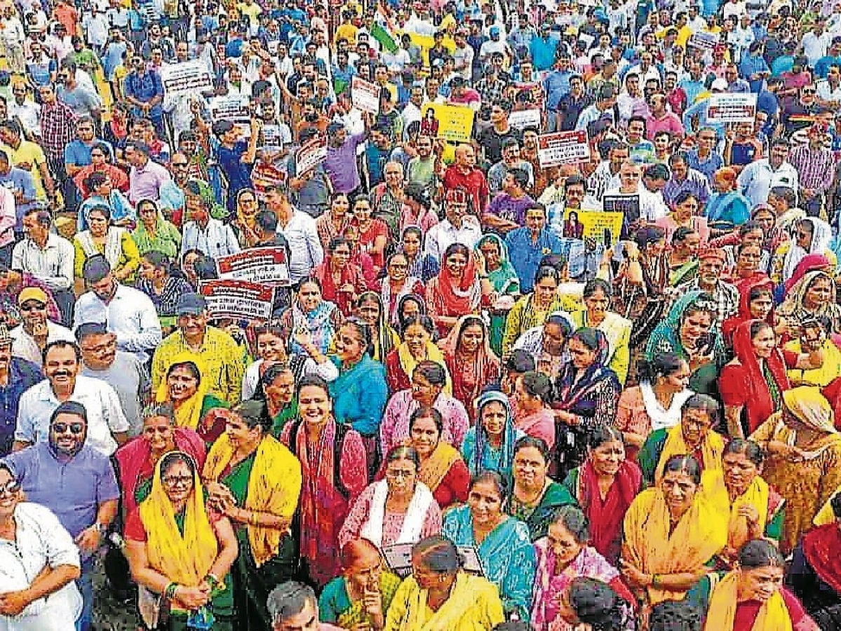 सुन लो! दिल्ली-देहरादून, हमें चाहिए भू-कानून, स्वाभिमान महारौली में सरकार को ललकारा