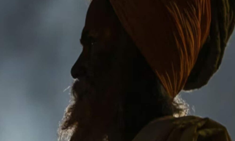 मंदिर में साधु बनकर रह रहा था दूसरे समुदाय का युवक, भड़क उठे लोग; खूब बवाल